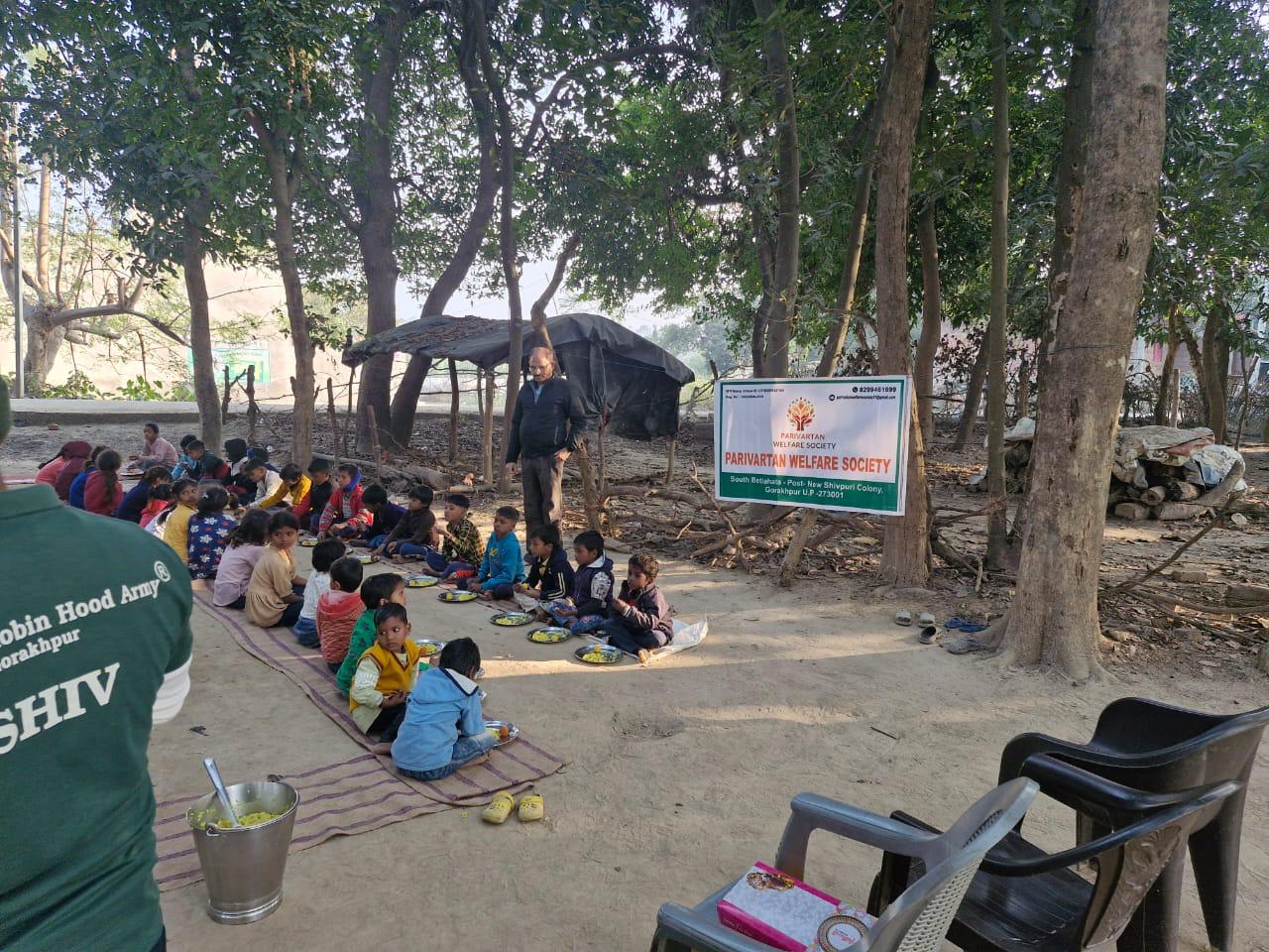 Parivartan Welfare Society volunteers distributing hot meals